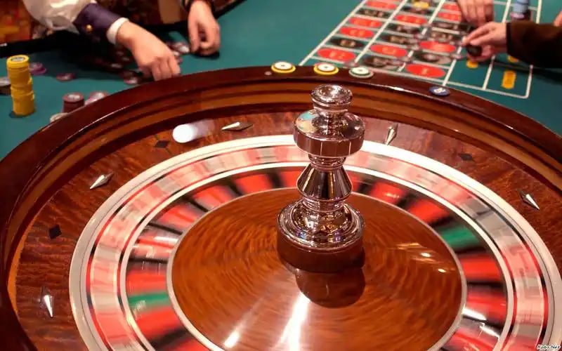 Dealer live casino profesional melayani permainan dengan streaming berkualitas tinggi